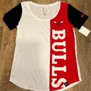 Women’s Chicago Bulls short sleeve Scoop Neck Nike Tee Shirt Size Small